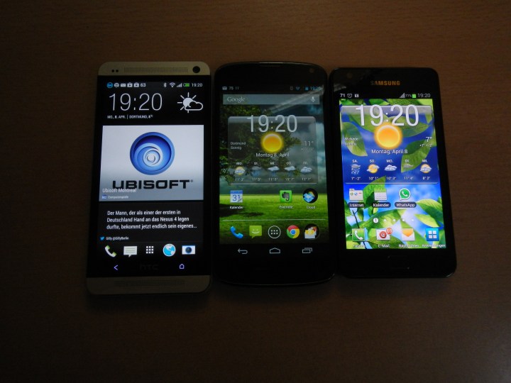 Von links nach rechts: Das brandneue HTC One im schicken Aluminium Unibody-Desgin, in der Mitte das LG Nexus 4 mit kompletter Front- und Rückseitenverglasung und in nicht minder schickem Design und rechts das Samsung Galaxy S II, Plastikbomber made in South Korea.