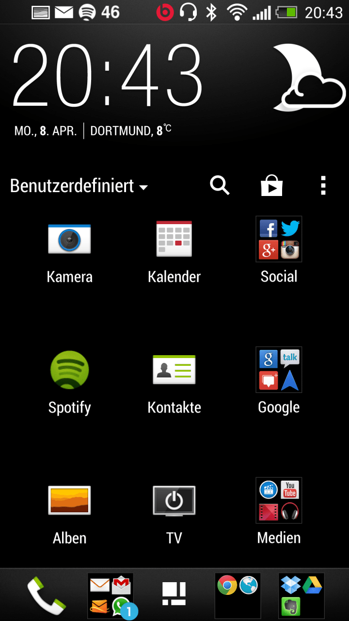 Der App-Drawer kann vom Benutzer konfiguriert werden. Häufige Apps schiebt man einfach nach oben und fasst sie in Ordner zusammen. Durch leichtes Wischen nach unten unterhalb des integrierten Wetter und Uhren Widgets offenbart sich ein Play Store Icon - somit braucht man für den Play Store nicht extra Platz zu verschwenden, eh ist ständig präsent.