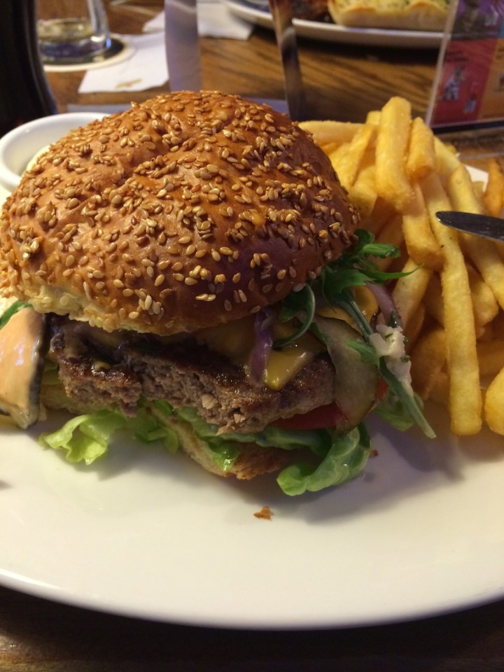 Mächtig, aber dröge. Der Cheeseburger.