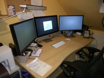 Neues Schreibtisch-Setup mit aktuellerem iMac auf dem gerade Yosemite installiert wird.
